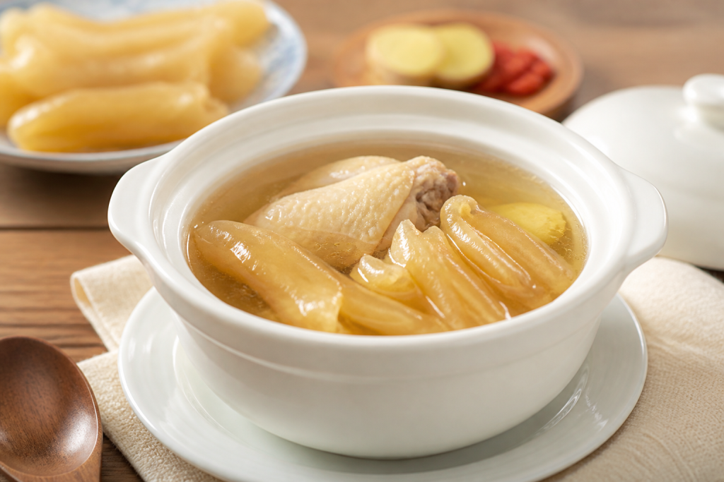 花胶炖鸡汤怎么做？泡发、焯水、火候时间和去腥完整步骤